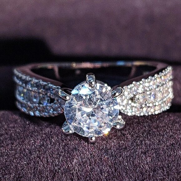 Women's Gorgeous White Zirconia Round Cut 6-Pronged Ring Set in a Beautiful Band - Picture 2 of 3